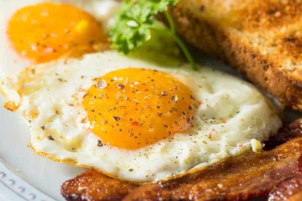 Caseiro Sunnyside Eggs Café Manhã Com Torradas Bacon — Fotografia de Stock