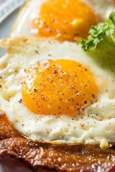 家庭自制的日式鸡蛋早餐与烤面包和培根 — 图库照片