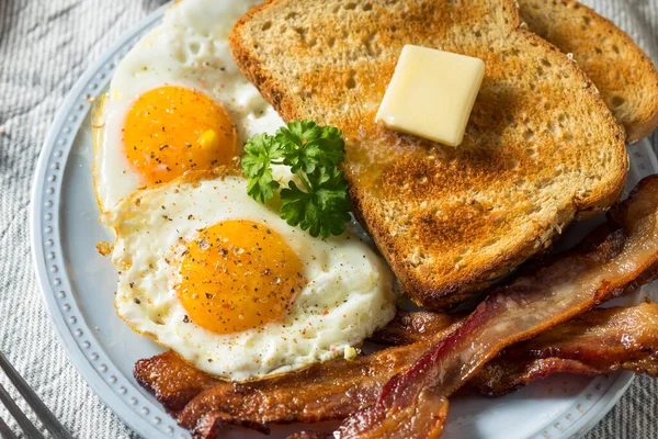 Zelfgemaakte Sunnyside Eggs Ontbijt Met Toast Bacon — Stockfoto