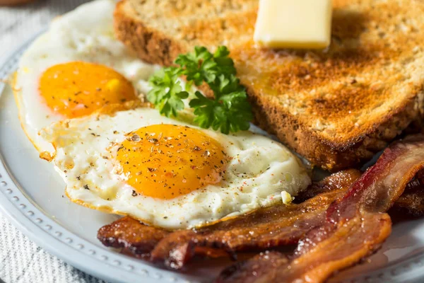 Petit Déjeuner Aux Œufs Maison Sunnyside Avec Pain Grillé Bacon — Photo