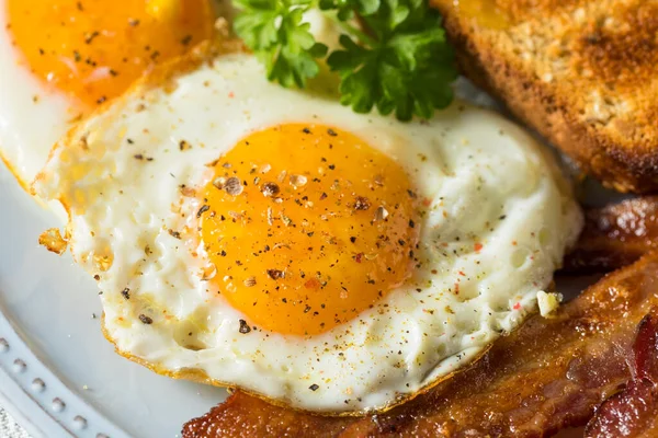 Petit Déjeuner Aux Œufs Maison Sunnyside Avec Pain Grillé Bacon — Photo