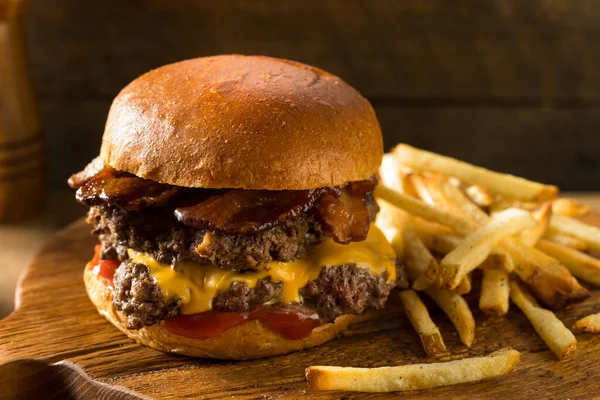 Rustikální Domácí Slaninový Smashburger Sýrem Slaninou — Stock fotografie