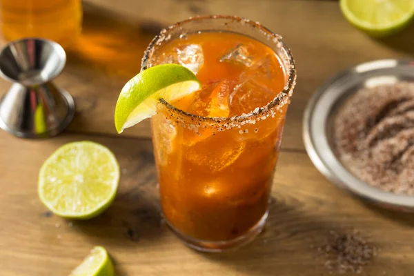 Buatan Sendiri Michelada Beer Cocktail Meksiko Dengan Lime — Stok Foto