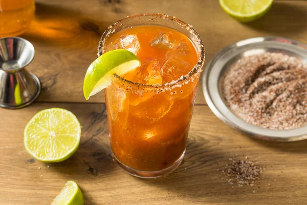 Buatan Sendiri Michelada Beer Cocktail Meksiko Dengan Lime — Stok Foto