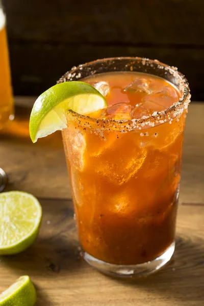 Cocktail Cerveja Michelada Mexicano Caseiro Com Limão — Fotografia de Stock