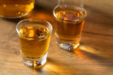 Sarhoş Alkolik Rom İçmeye Hazır