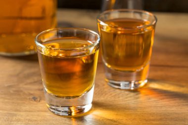 Sarhoş Alkolik Rom İçmeye Hazır