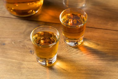 Sarhoş Alkolik Rom İçmeye Hazır