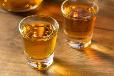 Sarhoş Alkolik Rom İçmeye Hazır