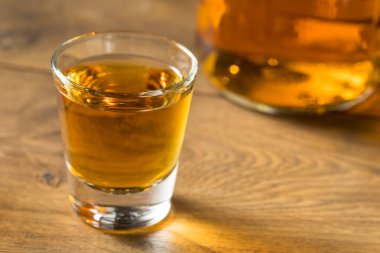 Sarhoş Alkolik Rom İçmeye Hazır