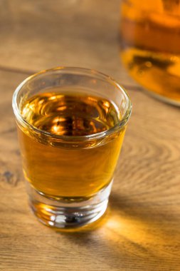 Sarhoş Alkolik Rom İçmeye Hazır