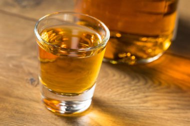 Sarhoş Alkolik Rom İçmeye Hazır