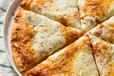 Peynirli ev yapımı PIzza Dilimlenmiş ve Yenmeye Hazır