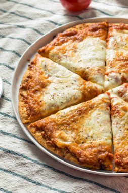 Peynirli ev yapımı PIzza Dilimlenmiş ve Yenmeye Hazır
