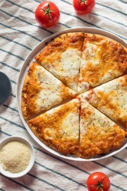 Peynirli ev yapımı PIzza Dilimlenmiş ve Yenmeye Hazır