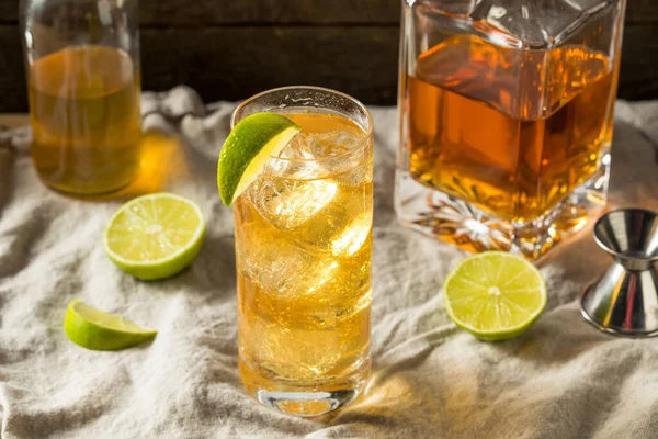 Bebida Whiskey Ginger Ale Cocktail Com Lime — Fotografia de Stock