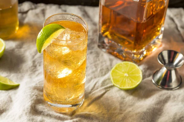 Boozy Whiskey Ginger Ale Cocktail Lime — стокове фото