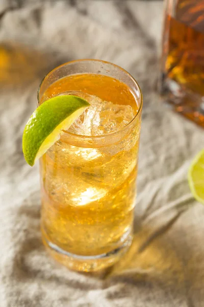 Ποτό Ουίσκι Ginger Ale Cocktail Lime — Φωτογραφία Αρχείου