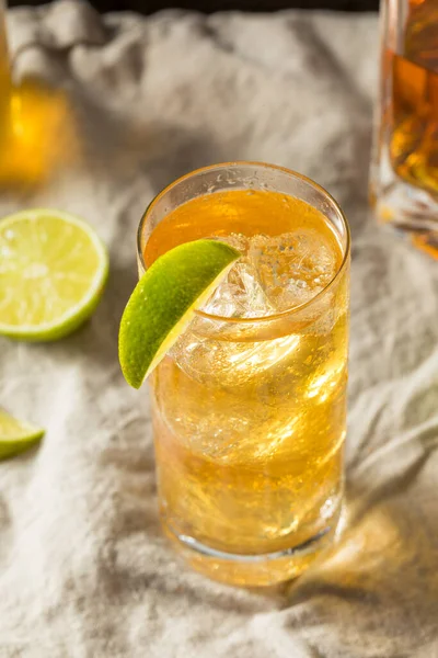 Bebida Whiskey Ginger Ale Cocktail Com Lime — Fotografia de Stock