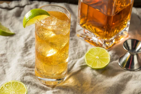 Bebida Whiskey Ginger Ale Cocktail Com Lime — Fotografia de Stock