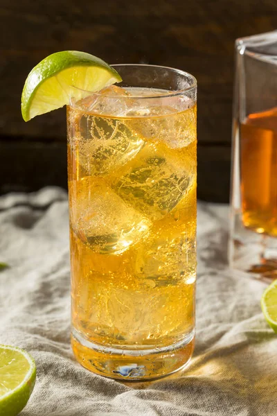 Whisky Alcolico Ginger Ale Cocktail Con Lime — Foto Stock
