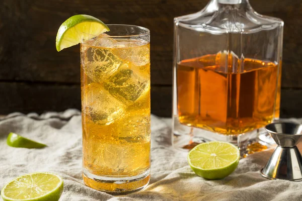 Boozy Whiskey Ginger Ale Cocktail Lime — стокове фото