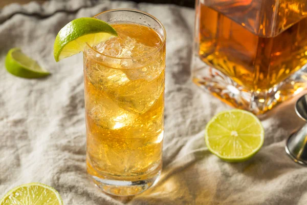 Bebida Whiskey Ginger Ale Cocktail Com Lime — Fotografia de Stock