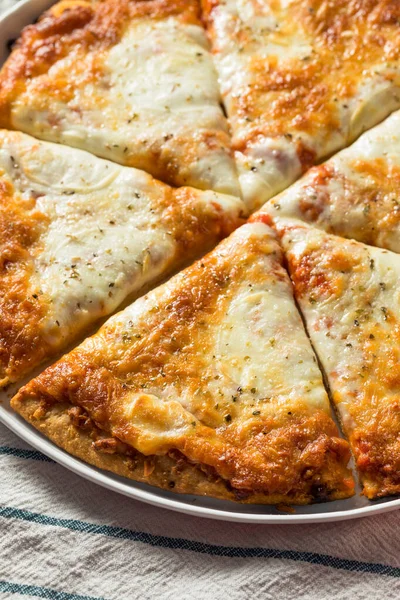 Cheesy Hausgemachten Käse Pizza Scheiben Geschnitten Und Fertig Zum Essen — Stockfoto
