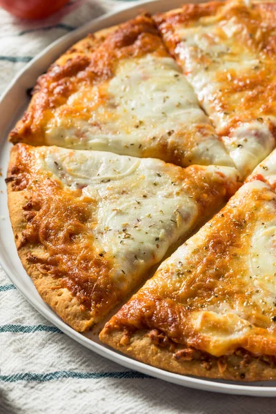 Cheesy Hausgemachten Käse Pizza Scheiben Geschnitten Und Fertig Zum Essen — Stockfoto