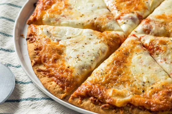 Cheesy Domácí Sýr Pizza Nakrájené Připravené Jídlu — Stock fotografie