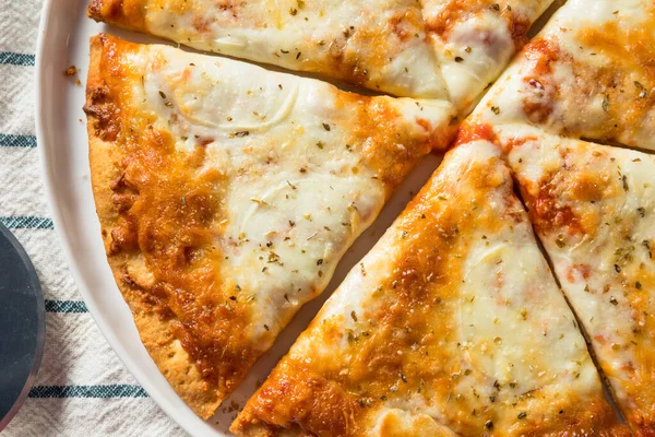 Cheesy Hausgemachten Käse Pizza Scheiben Geschnitten Und Fertig Zum Essen — Stockfoto