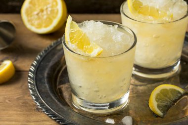 Sarhoş Limonlu Viski Ezici Kokteyl İçmeye Hazır