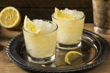 Sarhoş Limonlu Viski Ezici Kokteyl İçmeye Hazır