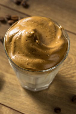 Buzlu sütlü ev yapımı çırpılmış dalgona kahvesi.