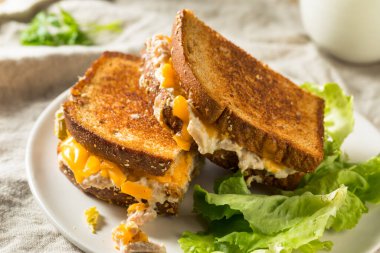 Ev yapımı tost, peynirli ton balıklı sandviç.