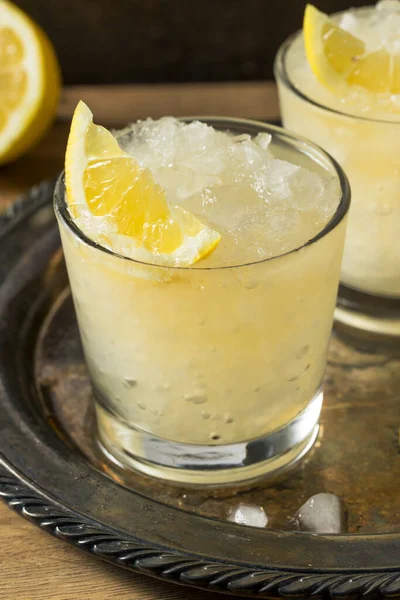 Boozy Lemon Whiskey Smash Cocktail Redo Att Dricka — Stockfoto