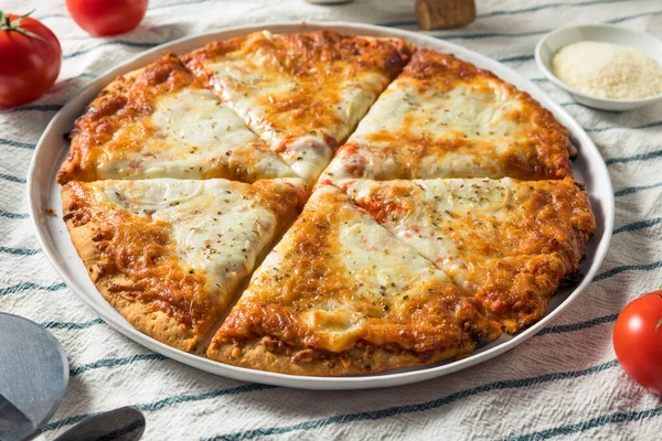 Cheesy Hausgemachten Käse Pizza Scheiben Geschnitten Und Fertig Zum Essen — Stockfoto