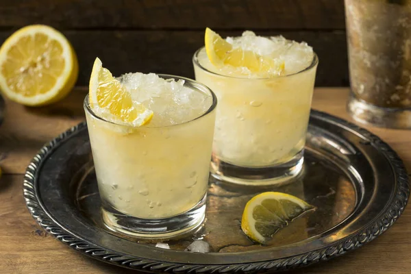 Boozy Lemon Whiskey Smash Cocktail Klaar Drinken — Stockfoto