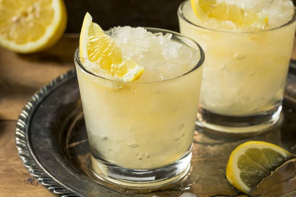 浓郁的柠檬威士忌 冰镇鸡尾酒 随时可以饮用 — 图库照片