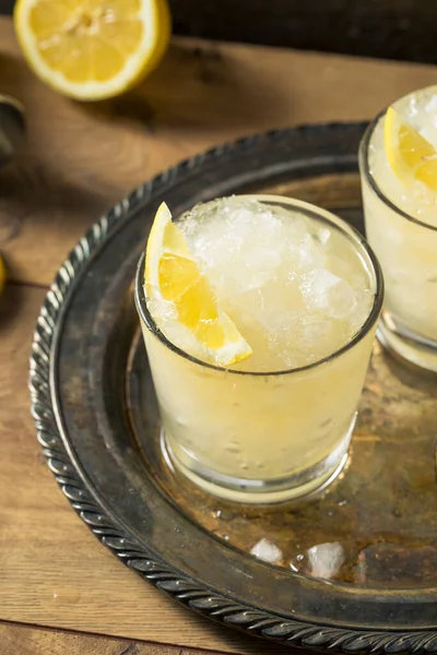 Boozy Lemon Whiskey Smash Cocktail Pronto Bere — Foto Stock