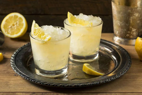 Boozy Lemon Whiskey Smash Cocktail Pronto Bere — Foto Stock