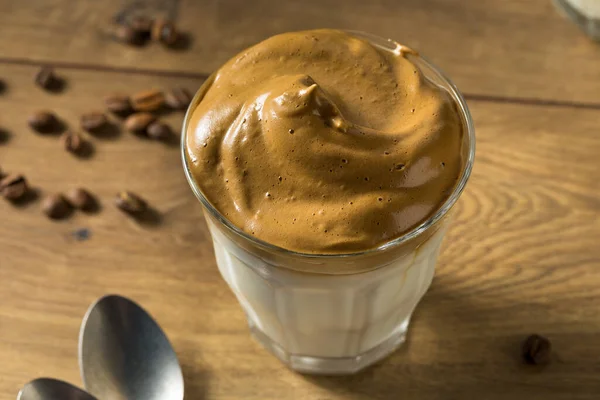 Zelfgemaakte Slagroom Dalgona Koffie Met Ijsmelk — Stockfoto