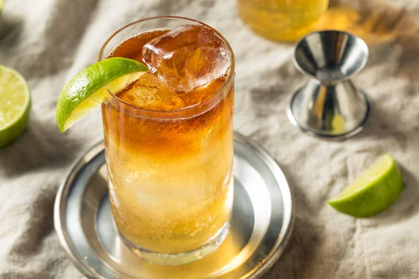 Rum Bebida Cocktail Escuro Tempestuoso Com Lime — Fotografia de Stock