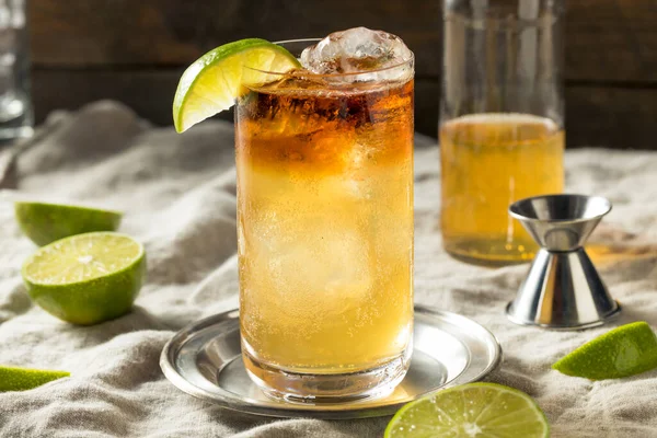 Rum Alcolico Cocktail Scuro Tempestoso Con Lime — Foto Stock