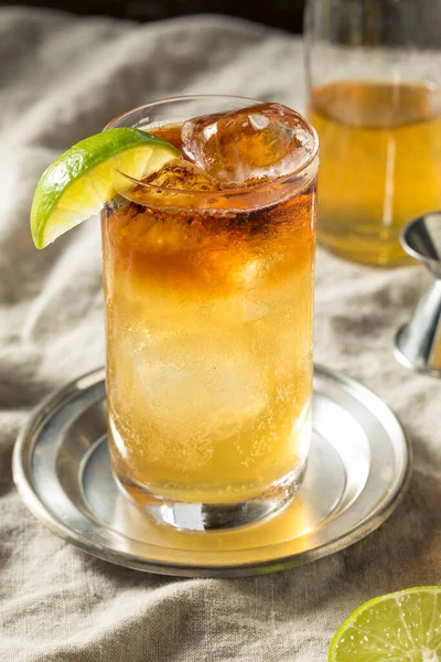 Rum Alcolico Cocktail Scuro Tempestoso Con Lime — Foto Stock