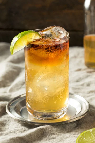 Rum Bebida Cocktail Escuro Tempestuoso Com Lime — Fotografia de Stock