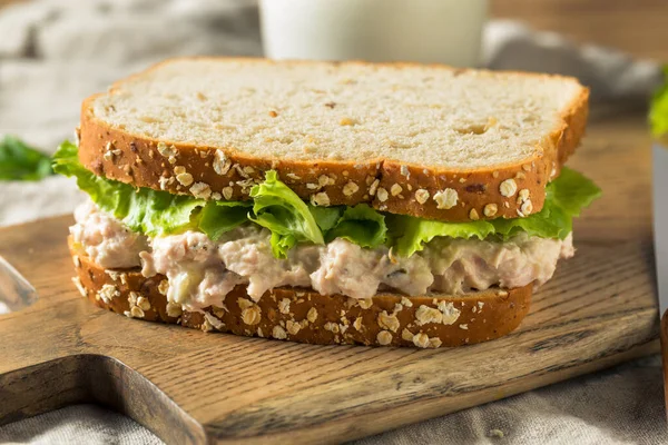 Сэндвич Салатом Свежего Тунца Салатом — стоковое фото