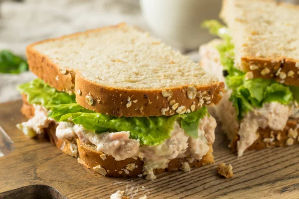 Sandwich Casero Ensalada Atún Fresco Con Lechuga — Foto de Stock