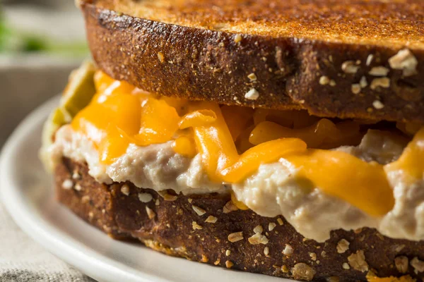 Yapımı Tost Peynirli Ton Balıklı Sandviç — Stok fotoğraf