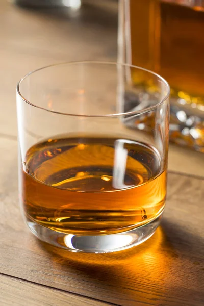 Alkoholiczna Whisky Schludna Skałach Szklanka — Zdjęcie stockowe